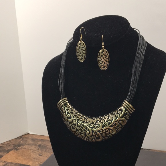 Black & Gold Statement Necklace & Earring Set - Picture 3 of 9